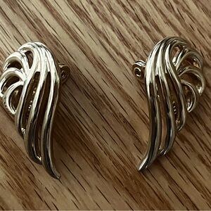 Vintage Jewelry Women’s Monet Feather Wing Gold Clip On Earrings